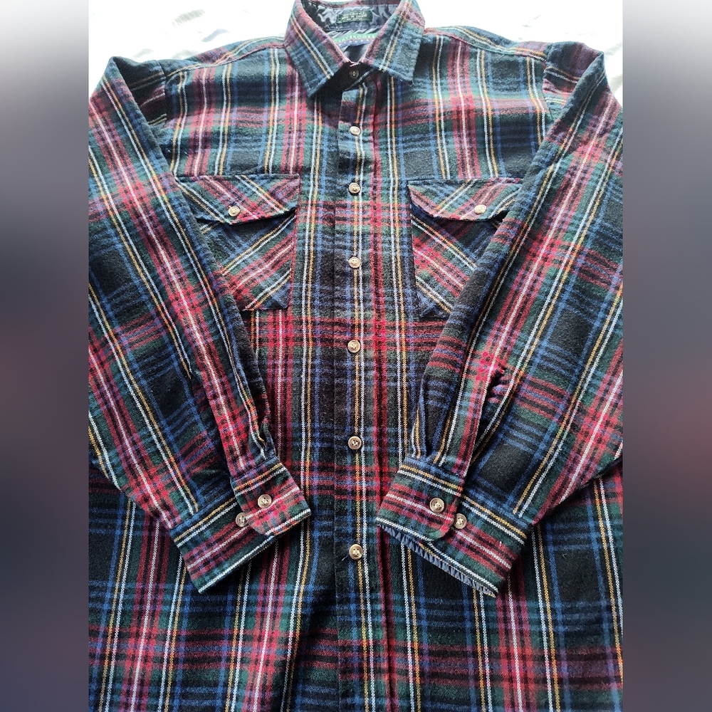 Claybrooke  Outdoors Men's Button Up Flannel Shirt. Size Large. Long Sleeves.